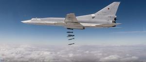 Symbolbild: Ein von der offiziellen Website des russischen Verteidigungsministeriums zur Verfügung gestelltes Foto vom 26.11.2017 zeigt einen Tu-22M3 Langstreckenbomber über Syrien.