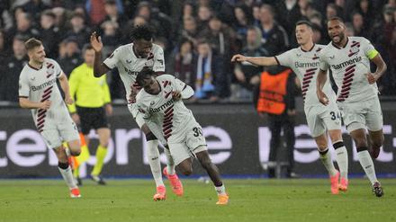Nie zu spät. Leverkusens Jeremie Frimpong (M) jubelt nach dem Tor zum 1:1. 