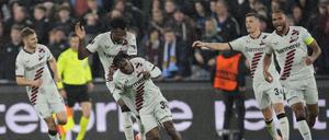 Nie zu spät. Leverkusens Jeremie Frimpong (M) jubelt nach dem Tor zum 1:1. 