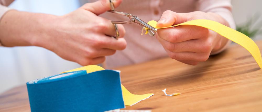 Klebt man besser nicht über Nacht auf die Gesichtshaut: Kinesio-Tapes.