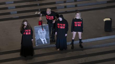 Die russische Band Pussy Riot hat im Rahmen der Flatz-Retrospektive in der Pinakothek der Moderne ihre Abneigung gegen Präsident Putin kundgetan.