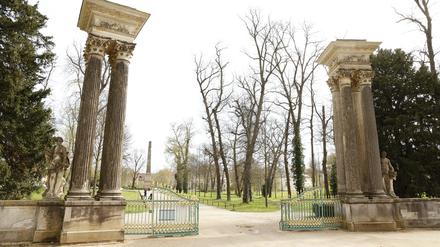 Obeliskportal am Eingang des Parks Sanssouci. 