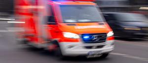 Ein Rettungswagen der Feuerwehr fährt mit Blaulicht zum Einsatz.