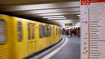 ARCHIV - 28.08.2023, Berlin: Eine Tafel am U-Bahnhof Alexanderplatz zeigt den vollständigen Verlauf der U-Bahnlinie U2 zwischen Pankow und Ruhleben.  (zu dpa: «Wissing kritisiert Berliner 29-Euro-Ticket») Foto: Monika Skolimowska/dpa +++ dpa-Bildfunk +++