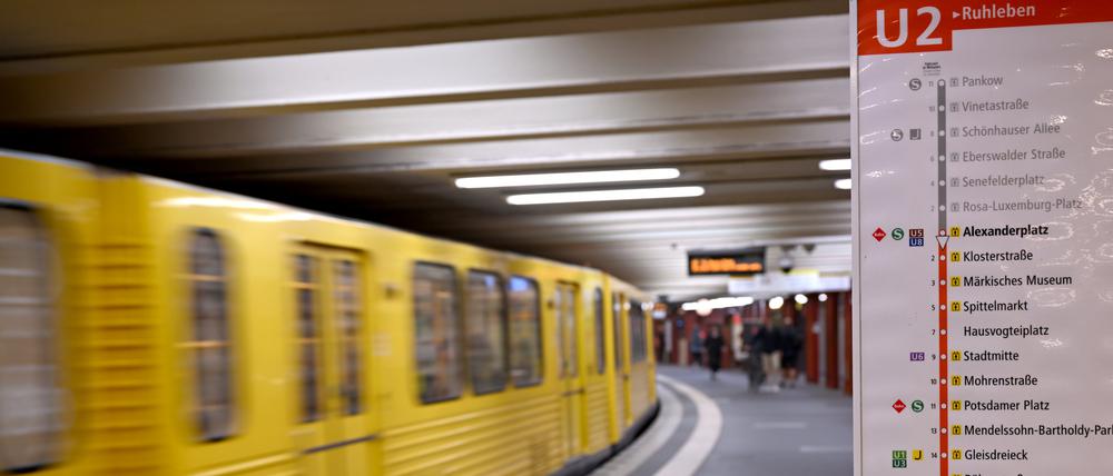 ARCHIV - 28.08.2023, Berlin: Eine Tafel am U-Bahnhof Alexanderplatz zeigt den vollständigen Verlauf der U-Bahnlinie U2 zwischen Pankow und Ruhleben. (zu dpa: «Wissing kritisiert Berliner 29-Euro-Ticket») Foto: Monika Skolimowska/dpa +++ dpa-Bildfunk +++