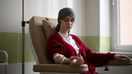 Eine junge Krebspatientin unterzieht sich einer Chemotherapie.