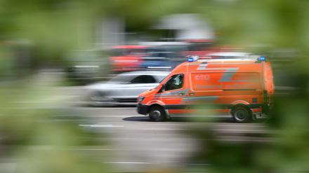 Ein Rettungswagen fährt zu einem Einsatz. 