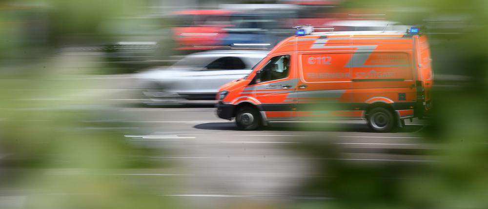 Ein Rettungswagen fährt zu einem Einsatz. 