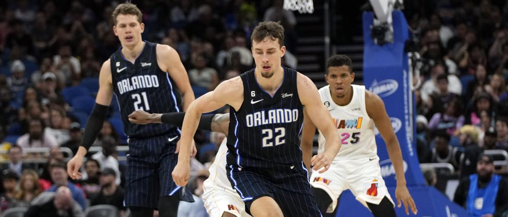 Franz Wagner (vorne) trifft mit seinem älteren Bruder Moritz (hinten links) und den Orlando Magic in den Play-offs auf Cleveland.