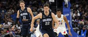 Franz Wagner (vorne) trifft mit seinem älteren Bruder Moritz (hinten links) und den Orlando Magic in den Play-offs auf Cleveland. 