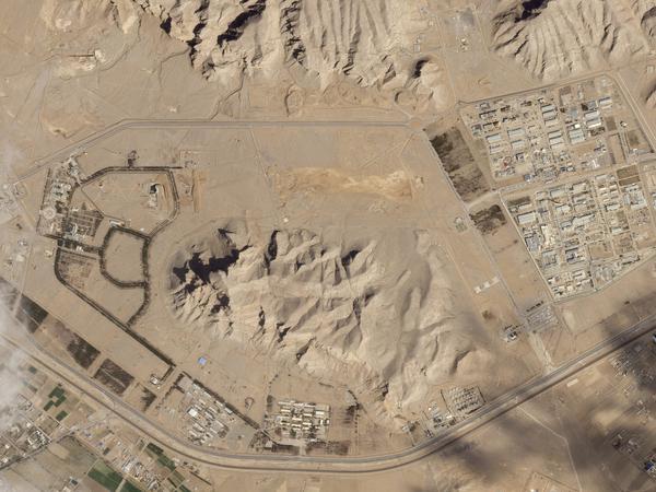 HANDOUT - 04.04.2024, Iran, Isfahan: Dieses Satellitenbild von Planet Labs PBC zeigt die iranische Atomanlage in Isfahan, Iran, am 4. April 2024. Nach dem mutmaßlich israelischen Angriff im Iran soll der Vorfall untersucht werden. Experten untersuchten die Dimensionen der Attacke und würden einen Bericht vorstellen, sagte der Oberbefehlshaber der regulären Streitkräfte, A. Mussawi, am Freitag, 19.04.2024 laut der staatlichen Nachrichtenagentur Irna. Foto: -/Planet Labs PBC via AP/dpa - ACHTUNG: Nur zur redaktionellen Verwendung im Zusammenhang mit einer Berichterstattung und nur mit vollständiger Nennung des vorstehenden Credits +++ dpa-Bildfunk +++