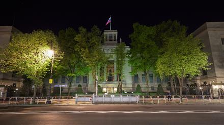 Die russische Botschaft in Deutschland liegt mitten im Herzen der Bundeshauptstadt. Das Gebäude wirkt abweisend, viele Rollläden sind heruntergelassen, Vorhänge zugezogen.