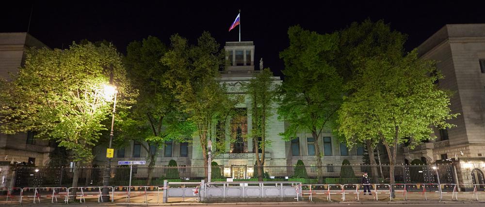 Die russische Botschaft in Deutschland liegt mitten im Herzen der Bundeshauptstadt. Das Gebäude wirkt abweisend, viele Rollläden sind heruntergelassen, Vorhänge zugezogen.