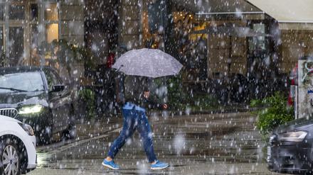 Wo sind die hohen Temperaturen? In München schneit es wieder.