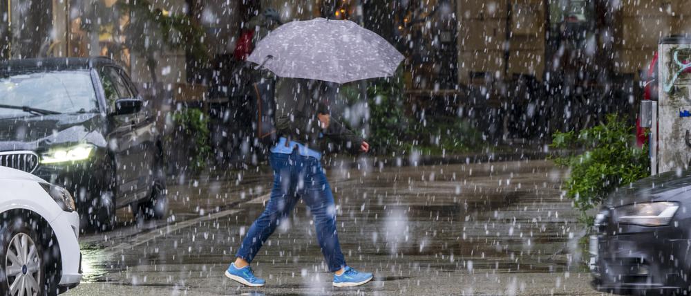 Wo sind die hohen Temperaturen? In München schneit es wieder.