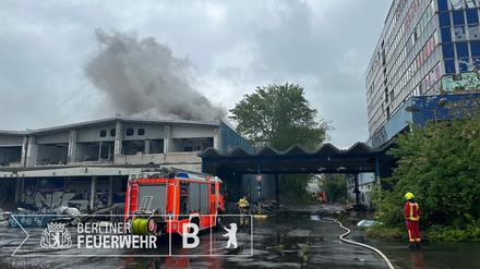 Die Feuerwehr löscht einen Brand in Berlin-Marzahn. 