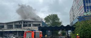Die Feuerwehr löscht einen Brand in Berlin-Marzahn.