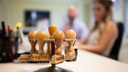ARCHIV - 22.08.2023, Berlin: «Ungültig» steht im Ausbildungsbürgeramt auf einem Stempel. (zu dpa: «Verwaltung in Sachsen-Anhalt soll digitaler werden») Foto: Sebastian Gollnow/dpa +++ dpa-Bildfunk +++
