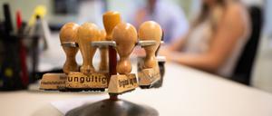 ARCHIV - 22.08.2023, Berlin: «Ungültig» steht im Ausbildungsbürgeramt auf einem Stempel. (zu dpa: «Verwaltung in Sachsen-Anhalt soll digitaler werden») Foto: Sebastian Gollnow/dpa +++ dpa-Bildfunk +++