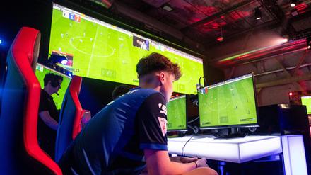 In der Virtual Bundesliga kämpfen die Vereine an der Konsole und nicht auf dem Rasen um Punkte. 