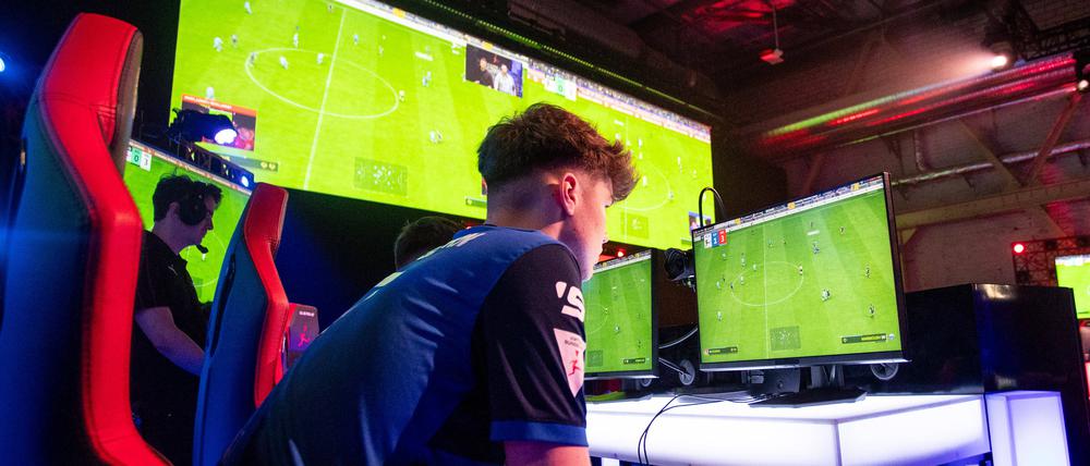 In der Virtual Bundesliga kämpfen die Vereine an der Konsole und nicht auf dem Rasen um Punkte.