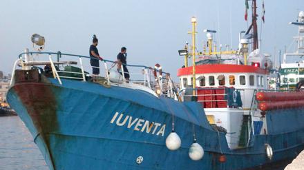 Das Rettungsschiff „Iuventa“ der deutschen Hilfsorganisation „Jugend Rettet“ liegt im Hafen von Lampedusa, kurz bevor es von der Küstenwache für weitere Untersuchungen ins sizilianische Trapani gebracht wurde.