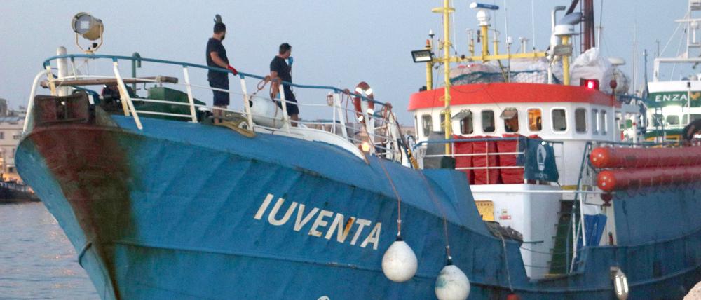 Das Rettungsschiff „Iuventa“ der deutschen Hilfsorganisation „Jugend Rettet“ liegt im Hafen von Lampedusa, kurz bevor es von der Küstenwache für weitere Untersuchungen ins sizilianische Trapani gebracht wurde.