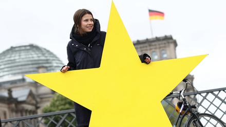 Die Klimaaktivisten Luisa Neubauer bei einer Kunstaktion in Berlin.