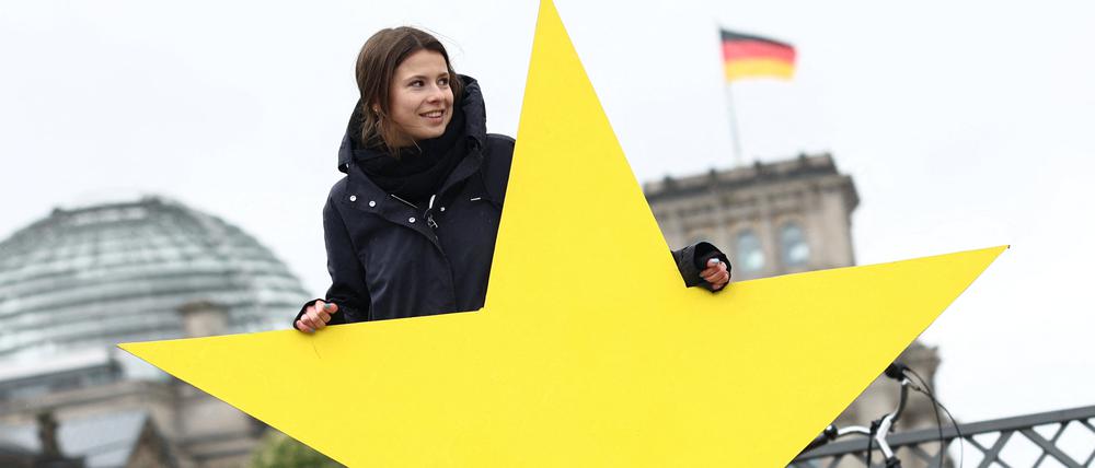 Die Klimaaktivisten Luisa Neubauer bei einer Kunstaktion in Berlin.