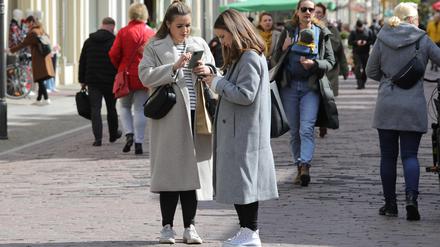 Was trägt die Potsdamerin? Mantel, Jeans, flache Schuhe.