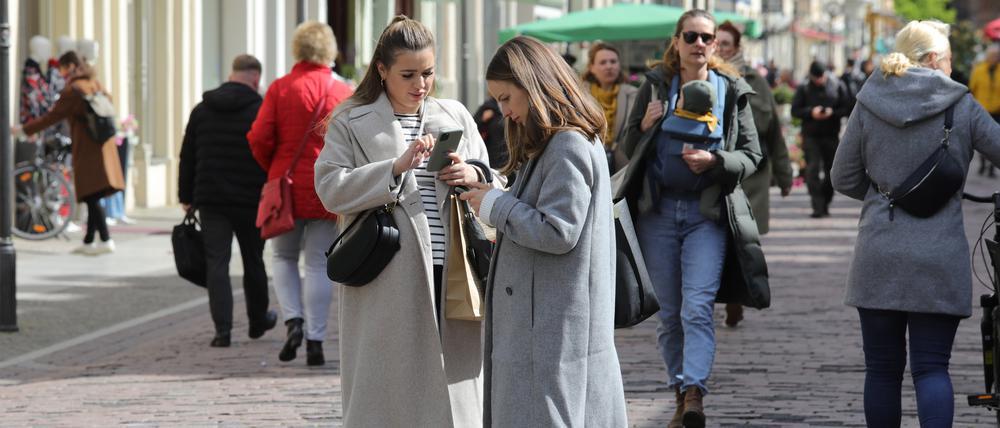 Was trägt die Potsdamerin? Mantel, Jeans, flache Schuhe.