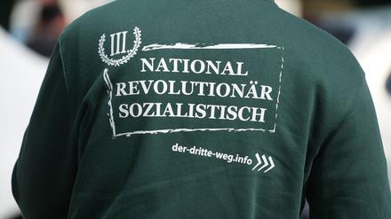Die Rückseite eines Kleidungsstücks des „III. Wegs“ bei einer Demonstration. (Symbolbild)