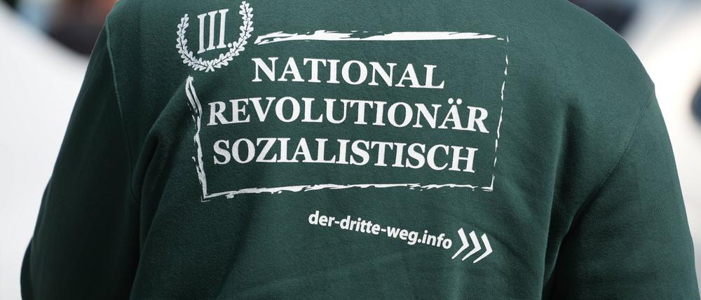 Die Rückseite eines Kleidungsstücks des „III. Wegs“ bei einer Demonstration. (Symbolbild)