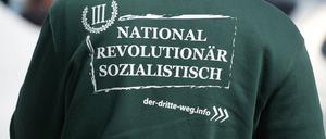 Die Rückseite eines Kleidungsstücks des „III. Wegs“ bei einer Demonstration. (Symbolbild)