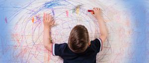 Kritzelndes Kitakind.