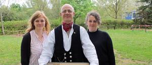 Projektleiterin Stefanie Hutsch (l.), Zimmerermeister Robert Jentsch und Vereinsvorsitzende Inga Schütt vom Verein Kids & Co. mit dem Modell der Mitmachbaustelle in Marzahn-Hellersdorf.