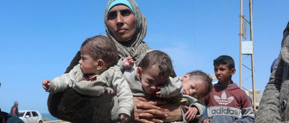 Die Palästinenserin Nozha Awad flieht mit ihren Drillingen aus dem Al-Schifa Krankenhaus im zentralen Gazastreifen in Richtung Süden.