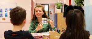 Spielerisch Englisch lernen: Die ukrainische Geflüchtete Maryna Mykolaienko hat dank des „Jobturbos“ schnell eine Tätigkeit als Ergänzungskraft im Potsdamer Fröbelhort am Humboldtring gefunden. 