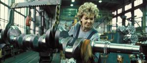 Arbeiterin poliert ein Maschinenteil im VEB Schwermaschinenbau Karl Liebknecht in Magdeburg.