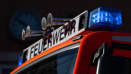 Blaulicht ist auf einem Einsatzfahrzeug der Feuerwehr zu sehen.
