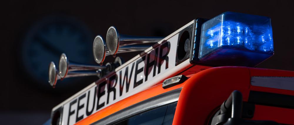 Blaulicht ist auf einem Einsatzfahrzeug der Feuerwehr zu sehen.