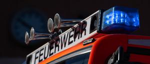 Blaulicht ist auf einem Einsatzfahrzeug der Feuerwehr zu sehen.