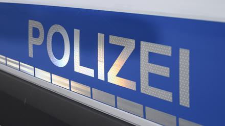 Der Polizei-Schriftzug auf einem Einsatzwagen. (Symbolbild)