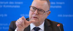 Brandenburgs Innenminister Michael Stübgen (CDU) rechnet im Brandenburger Wahljahr mit einem Rekord der erfassten politisch motivierten Kriminalität. 