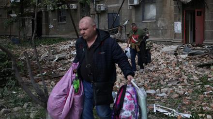 Bewohner von Dnipro nach einem Bombenangriff.