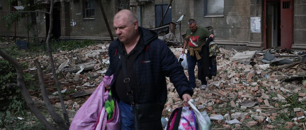 Bewohner von Dnipro nach einem Bombenangriff.