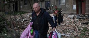 Bewohner von Dnipro nach einem Bombenangriff.