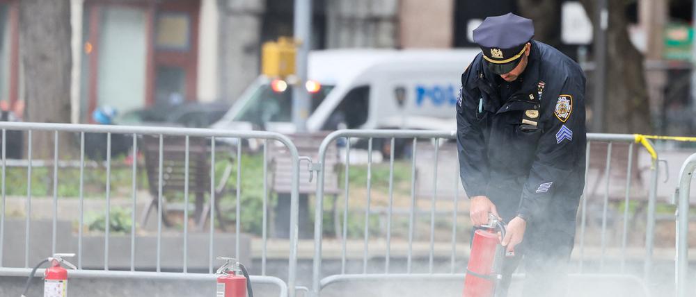 EIn Polizist löscht das Feuer.
