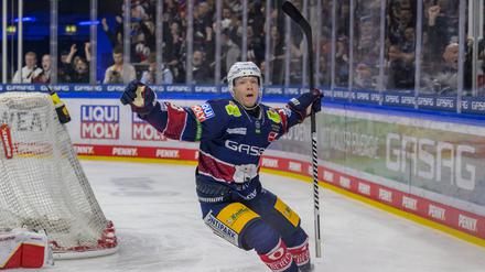 Jonas Müller feiert seinen zweiten Treffer zum 5:3 gegen Bremerhaven.