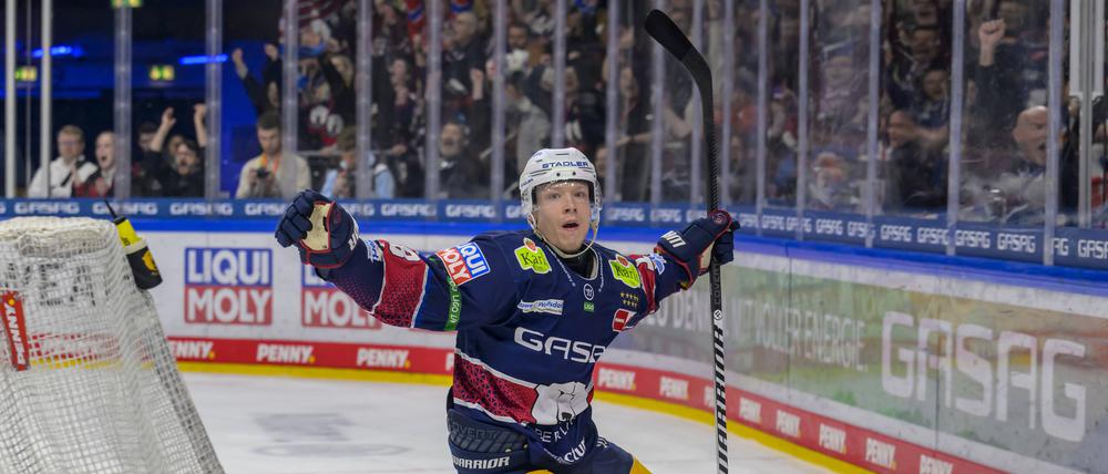 Jonas Müller feiert seinen zweiten Treffer zum 5:3 gegen Bremerhaven.